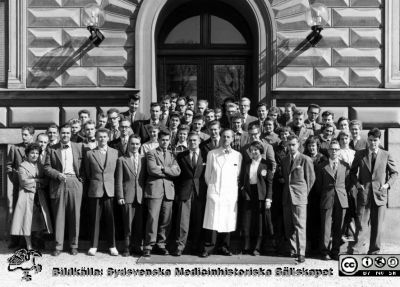 Kursfoto, medicinarnas nybörjarkurs vårterminen 1957 i Lund
Kapsel 27. Fotoarkiv. Anatomiska instutionen. Kursfotografier från 1950- och 1960-talen. Vårterminen 1957. Originalfoto på anatomiska institutionens trappa. Samma uppställning som bild SMHS5402, men här med prosektor Folke Löfgren i vit laboratorierock i främsta ledet. Nils-Otto Sjöberg och Magnhild Sandberg som nr 7 och 8 från vänster i första raden.
Nyckelord: Kapsel 27;Kursfoto;Anatomi;Amphioxer