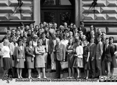 Kursfoto, medicinarnas nybörjarkurs vårterminen 1964 i Lund
Kapsel 27. Fotoarkiv. Anatomiska instutionen. Kursfotografier från 1950- och 1960-talen. Vårterminen 1964. Originalfoto på anatomiska institutionens trappa. Samma kurs och fototillfälle som SMHS5430, men professor Gösta Glimstedt har i främsta ledet ersatt professor Carl-Herman Hjortsjö.
Nyckelord: Kapsel 27;Kursfoto;Anatomi;Amphioxer