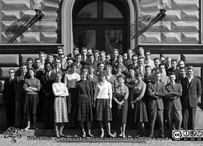 Kursfoto, medicinarnas nybörjarkurs vårterminen 1960 i Lund
Kapsel 27. Fotoarkiv. Anatomiska instutionen. Kursfotografier från 1950- och 1960-talen. Vårterminen 1960. Originalfoto på anatomiska institutionens trappa. 
Nyckelord: Kapsel 27;Kursfoto;Anatomi;Amphioxer