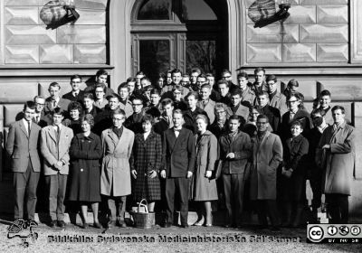 Kursfoto, medicinarnas nybörjarkurs hösterminen 1960 i Lund
Kapsel 27. Fotoarkiv. Anatomiska instutionen. Kursfotografier från 1950- och 1960-talen. Höstterminen 1960. Originalfoto på anatomiska institutionens trappa. 
Nyckelord: Kapsel 27;Kursfoto;Anatomi;Amphioxer