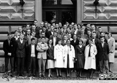 Kursfoto, medicinarnas nybörjarkurs vårterminen 1961 i Lund
Kapsel 27. Fotoarkiv. Anatomiska instutionen. Kursfotografier från 1950- och 1960-talen. Vårterminen 1961. Originalfoto på anatomiska institutionens trappa. Sonja (gift Malmport) som nr 5 från vänster i främre raden. Omonterat. Foto av samma grupp med lärare: SMHS5394.
Nyckelord: Kapsel 27;Kursfoto;Anatomi;Amphioxer