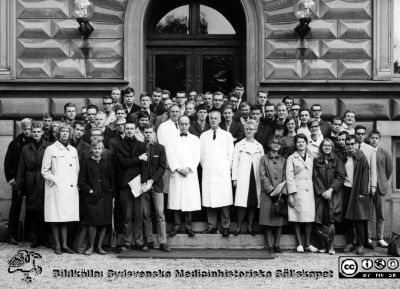 Kursfoto, medicinarnas nybörjarkurs höstterminen 1963 i Lund
Kapsel 27. Fotoarkiv. Anatomiska instutionen. Kursfotografier från 1950- och 1960-talen. Höstterminen 1963. Originalfoto på anatomiska institutionens trappa. Professor Carl-Herman Hjortsjö och prosektor Folke Löfgren i vita laboratorierockar i främsta ledet. Vaktmästare Tage Silfver bakom Hjortsjö.
Nyckelord: Kapsel 27;Kursfoto;Anatomi;Amphioxer