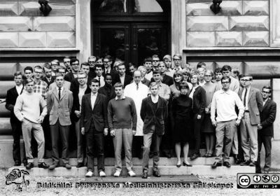 Kursfoto, medicinarnas nybörjarkurs höstterminen 1966 i Lund
Kapsel 27. Fotoarkiv. Anatomiska instutionen. Kursfotografier från 1950- och 1960-talen. Höstterminen 1966. Originalfoto på anatomiska institutionens trappa. Professor Carl-Herman Hjortsjö i vit laboratorierock i centrum. Omonterat.
Nyckelord: Kapsel 27;Kursfoto;Anatomi;Amphioxer