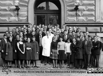 Kursfoto, medicinarnas nybörjarkurs höstterminen 1962 i Lund
Kapsel 27. Fotoarkiv. Anatomiska instutionen. Kursfotografier från 1950- och 1960-talen. Höstterminen 1962. Originalfoto på anatomiska institutionens trappa. Vaktmästare Tage Silfver i vit rock på främsta raden och bakom honom prosektor Folke Löfgren. Samma fototillfälle som SMHS5391. Omonterat.
Nyckelord: Kapsel 27;Kursfoto;Anatomi;Amphioxer