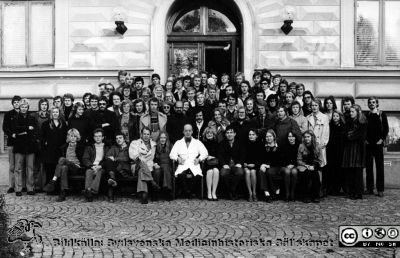 Kursfoto, medicinarnas nybörjarkurs i Lund, troligen på 1960-talet
Kapsel 27. Fotoarkiv. Anatomiska instutionen. Kursfotografier från 1950- och 1960-talen. Troligen 1960-talet. Professor Carl-Herman Hjortsjö i vit laboratorierock i mitten. Originalfoto på anatomiska institutionens trappa. 
Nyckelord: Kapsel 27;Anatomi;Kursfoto;Amphioxer