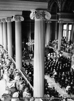 Doktorspromotion i Lunds Universitets Aula i slutet på maj 1936
Kapsel 28. Bild från kuvert märkt "Fotografier tagna av Elof Munck under studieåren på 1930-talet" och i innerkuvert märkt "Maj-juni 1936 Promotion mm". Ingen påskrift på bilden. Foto i Lunds Universitets aula. Originalfoto. Omonterat.
Nyckelord: Kapsel 28;1930-talet;Lund;Universitet;Promotion;Aula