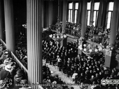 Doktorspromotion i Lunds Universitets Aula i slutet på maj 1936
Kapsel 28. Bild från kuvert märkt "Fotografier tagna av Elof Munck under studieåren på 1930-talet" och i innerkuvert märkt "Maj-juni 1936 Promotion mm". Ingen påskrift på bilden. Foto i Lunds Universitets aula. Originalfoto. Omonterat.
Nyckelord: Kapsel 28;1930-talet;Lund;Promotion;Universitet;Aula