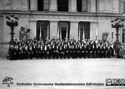 Doktorspromotionen i Lund 1936. 
Kapsel 28. Bild från kuvert märkt "Fotografier tagna av Elof Munck under studieåren på 1930-talet" och i innerkuvert märkt "Maj-juni 1936. Promotion mm. ". 
Nyckelord: Kapsel 28;Promotion;Lund;Universitet