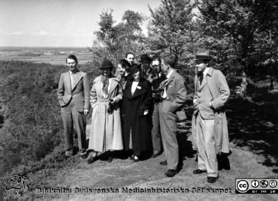 Från en utflykt med medicinare 17/5 1936, kanske till Romeleklint?
Kapsel 28. Bild från kuvert märkt "Fotografier tagna av Elof Munck under studieåren på 1930-talet" och i innerkuvert märkt "Med F på utflykt 17/5 1936". Påskrift på bilden: "Holmberg. Holmdahl. S. Anna Lisa. Bergwall. Jönsson. Kollberg. Löfberg". Namnen på kortet betyder nog vilka som beställt kopior. C. G. Holmberg är nr 2 från höger. Utflykten har gissningsvis tagit gruppen till Romeleklint. Originalfoto. Omonterat.
Nyckelord: Kapsel 28;1930-talet;Lund;Utflykt