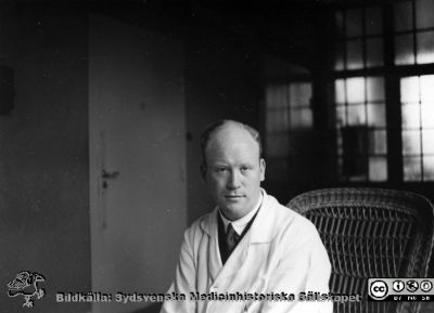 Elof Munck af Rosenschöld
Kapsel 28. Bild från kuvert märkt "Fotografier tagna av Elof Munck under studieåren på 1930-talet" och i innerkuvert märkt "Sommaren 1936 BB i Lund". Påskrift på bilden: "Elof M af R". Alltså rimligen fotografen själv, Elof Munck af Rosenschöld. Originalfoto. Omonterat.
Nyckelord: Kapsel 28;1930-talet;BB;Lund