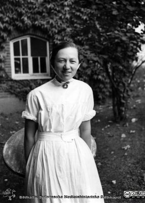 Stina Karup, en SSSH-sköterska i Lund 1936
Kapsel 28. Bild från kuvert märkt "Fotografier tagna av Elof Munck under studieåren på 1930-talet" och i innerkuvert märkt "Sommaren 1936 BB i Lund". Påskrift på bilden: "Stina Karup".
Nyckelord: Kapsel 28;1930-talet;BB;Lund;Sköterska;SSSH