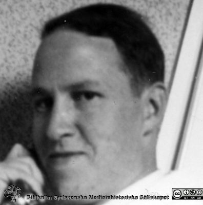 Hans Kottmeier i interntelefonen på BB i Lund år 1936
Kapsel 28. Bild från kuvert märkt "Fotografier tagna av Elof Munck under studieåren på 1930-talet" och i innerkuvert märkt "Sommaren 1936 BB i Lund". Detaljförstoring av bild med påskrift på bilden: "Kottmeier". Hans Kottmeier blev senare överläkare på Radiumhemmet i Stockholm. Originalfoto. Omonterat.
Nyckelord: Kapsel 28;1930-talet;BB;Lund