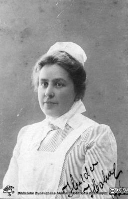 Sköterskan Hilda Holm
Kapsel 28. Hilda Holm 1906. Foto ateljé Lina Jonns Eftr. i Lund. Mentalsköterska?
Nyckelord: Porträtt