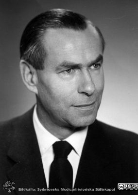 Professor Olle Olsson
Kapsel 28. Olle Olsson, professor i röntgenologi i Lund. 1953. Originalfoto. Ej monterat
Nyckelord: Kapsel 28;Porträtt;Röntgen;Lund;Universitet;Lasarett;Lund