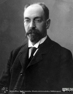 Professor Jacques Borelius
Kapsel 28. Omärkt bild. Jacques Borelius, professor i kirurgi i Lund c:a 1899-1921. Originalfoto. Ej monterat
Nyckelord: Kapsel 28;Porträtt;Universitet;Lund;Lasarett