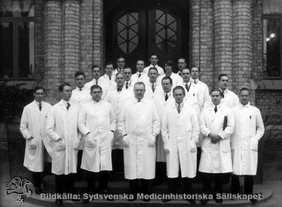 Kirurgkursen i Lund hösterminen 1928
Påskrift: "Utbildning läkare, Kirurg-kursen höstterminen 1928, fotograf Bagge, Lund. Låda 3:2."
Prof Gustaf Petrén i främre radens mitt. Kanske Nils Alwall som nr 2 från vänster i främsta raden.
MS4841
Nyckelord: Kapsel 05;Läkare;Utbildning;Gruppfoto;Monterat;Kirurgi;Lund;Gustaf;Petrén;Bagge;Nils;Alwall;1928