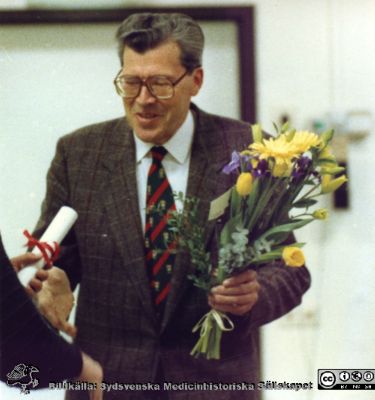 Professor Sven Erik Bergentz avtackas
Kapsel 29. Påskrift: "Tack! Sven Erik". Tack-kort från professorn i kirurgi i Malmö, Sven Erik Bergentz. Originalfoto. Ej monterat
Nyckelord: Kapsel 29;Tack-kort;Malm;Kirurgi;Universitet