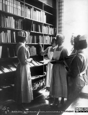 Sköterskeutbildning vid SSSH: bibliotekskunskap
Kapsel 29. Påskrift "Bibliotekskunskap". Sköterskeutbildning. Originalfoto i mitten på 1900-talet. Ej monterat
Nyckelord: Kapsel 29;Utbildning;Sköterska;SSSH;Lund;Bibliotek;Personal