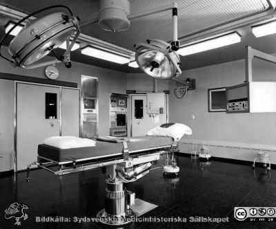 Allmänkirugisk operationssal 
Kapsel 29. Omärkt bild. Visar allmänkirugisk operationssal från kanske 1960-1970-talet, Troligast i Lund i samband med invigningen av Blocket 1968. Monterat originalfoto.
Nyckelord: Kapsel 29;Operationssal;1960-talet;1970-talet;Lund