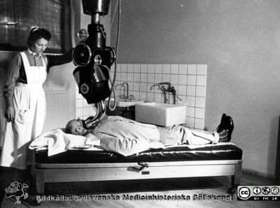 Kurt Lidéns koboltkanon på radiologiska kliniken i början på 1950-talet
Bilden är märkt "Röntgen sept 1945". Apparaten är dock mycket lik  Kurt Lidéns koboltkanon som inte kom i bruk förrän 1951 eller 1952, och som då var den första i landet.
Nyckelord: Kapsel 29;Röntgen;Kobolt;Strålbehandling