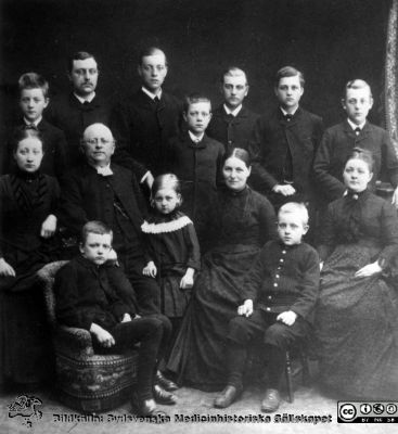 Kyrkoherden Carl Daniel Edvard Petrén med familj
Kapsel 30. Påskrift: "Familjefotografi från sannolikt år 1888. Jack, Thure, Karl Gustaf, Edvard, Alfred, Bror, dotter, pappa, Viktor, Louise, mamma, Tina, Ebbe. Om denna familjekarta möter man i ett brev från moster Mathilda på sid. 273, ett uttalande". Familjen är kyrkoherden Carl Daniel Edvard Petrén och Charlotte Göransson med deras 12 barn. Original reprofoto. Ej monterat
Nyckelord: Kapsel 30;Präst;Familj