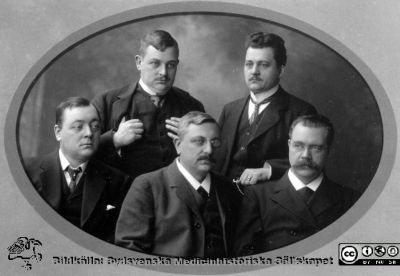 Fem av de nio bröderna Petrén
Kapsel 30. Omärkt bild. Originalfoto visande fem av de nio bröderna Petrén: I bakre raden från vänster Ebbe och Alfred. I den främre Karl, Thure och Gustaf. Publicerad på sid 80 i Sydsvenska Medicinhistoriska Sällskapets årsskrift 1995. Ej monterat.
Nyckelord: Kapsel 30;Professor;Medicin;Lund;Uppsala;Universitet;Kirurgi;Psykiatri;Statsråd;Justitieråd