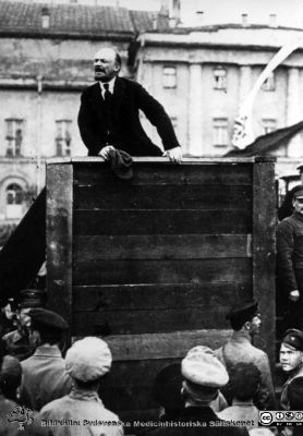 Lenin i talarstolen
Kapsel 30	"V. I. Lenin making a speech in Sverdlov Square at the parade of troops, leaving for the Polish front. Moscow. May 5 1920". Original reprofoto. Ej monterat
Nyckelord: Kapsel 30;Revolution;Moskva;Agitation;Agitator