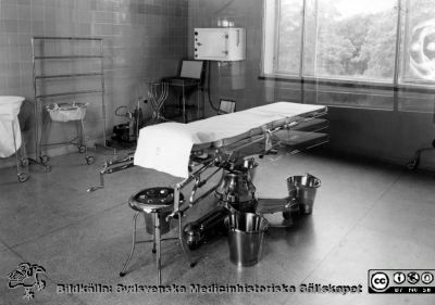 Operationssal på Borgholms lasarett, tidigt 1950-tal
Kapsel 30. Omärkt bild. Publicerad på sid 165 i Sydsvenska Medicinhistoriska Sällskapets årsskrift 1995. Bildtext där: "Borgholms lasarett, tidigt 50-tal, interiör". Bildkälla Borgholms kommun.  riginalfoto. Ej monterat
Nyckelord: Kapsel 30;Operationssal;Operationsbord;Kirurgi