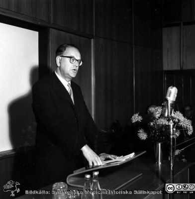 Statsminister Tage Erlander inviger i aulan på Malmö Allmänna Sjukhus
Kapsel 30. Statsminister Tage Erlander i talarstolen i aulan på Malmö Allmänna sjukhus, rimligen vid dess invigning 1954. I kuvert märkt "Bengt W. Johansson. Aulan MAS". Originalfoto. Samma som SMHS8100. Ej monterat
Nyckelord: Kapsel 30;Malmö;Allmänna;Sjukhus;MAS;Invigning