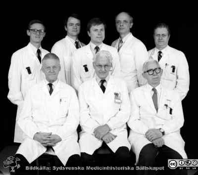 Läkare på kliniskt kemiska laboratoriet i Malmö. 
MAS II 1993. Sittande (från vänster): Bertil Nosslin, Carl-Bertil Laurell, Arne Hansson. Stående (från vänster) Per Fernlund, Göran Fex, Anders Grubb, Johan Stenflo, Jan-Olof Jeppsson. Från negativ i sjukhusfotograf Björn Henrikssons arkiv.
Nyckelord: Album MAS II 1993;Klinisk;Kemi;Laboratorium;Läkare