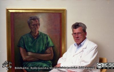 Professor Sven-Erik Bergentz i Juli 1993 vid ett porträtt av sig själv, målat av Jörgen Zetterquist 
MAS II 1993. Från negativ i sjukhusfotograf Björn Henrikssons arkiv.
Nyckelord: Album MAS II 1993;Porträtt, Kirurgi