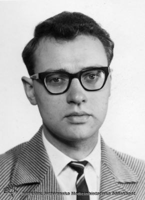 Göran Eklundh
I kuvert Utbildning läkare: 5. Göran Eklundh, vårterminen 1960
Nyckelord: Kursfoto;Kirurgi;Kapsel 05:Porträtt;Lund