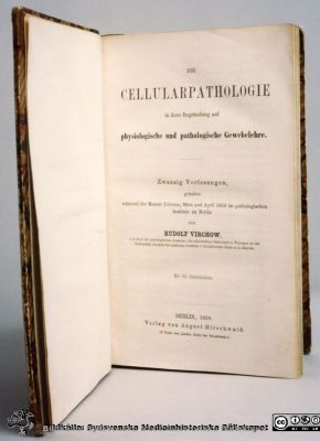 Titelsidan till Rudolf Virchow: Die Cellularpathologie. Berlin 1858. 
Kapsel 30. Omärkt bild. Originalfoto. Ej monterat
Nyckelord: Kapsel 30;Museum;St Lars;Lund;Bok;Patologi