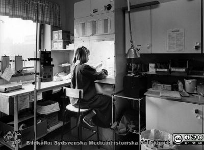 Radiologiska / onkologiska kliniken i slutet av 1980-talet
Foto Ola Terje låda B. 52/12.Avdelning 86, Behandlingsrum, Cytostatikadragskåp, sjuksköterska Gabriella. Originalfoto. Ej monterat
Nyckelord: Lasarett;Lund;Universitet;Universitetssjukhus;USiL;Onkologi;Radiologi