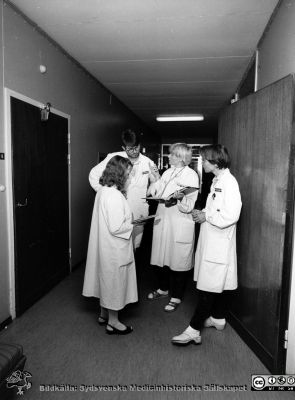 Radiologiska / onkologiska kliniken i slutet av 1980-talet
Foto Ola Terje låda B. 52/5. Avdelning 86, avdelningsföreståndare  Marianne Ekelund, dr Helgi Sigurdsson, dr Eva Bruhn, dr Margareta Palm-Sjöwall. Originalfoto. Ej monterat
Nyckelord: Lasarett;Lund;Universitet;Universitetssjukhus;USiL;Radiologi;Onkologi