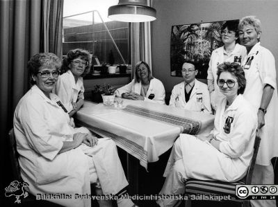 Radiologiska / onkologiska kliniken i slutet av 1980-talet
Foto Ola Terje låda B. 3 88. 64 12. Cytostatikamottagningen, Pausrum, undersköterska Margit Ahl, sjuksköterska Pia Arvidsson-Collin, dr Eva Ståhl, dr Sven-Börje Ewers , sekreterare Annelie Nilsson, sjuksköterska Monica Persson, avdelningsföreståndare Monica Emmertz. Originalfoto. Ej monterat
Nyckelord: Universitet;Universitetssjukhus;USiL