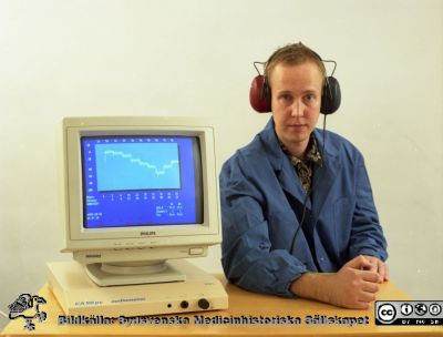 Audiometri i Malmö1993
Album III 1993. Malmö, från fotograf Björn Henrikssons samling. Bild av hörselvård, öronklin Malmö. Apparaten är en audiometer och skärmen visar ett audiogram taget med Békésyteknik. Mannen är en statist från fotoavdelningen. Forskn. Dag. 93. Negativ. Ej monterat. 
Nyckelord: Album MAS III 1993;Hörselvård;Malmö;Audiometer