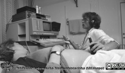 Ultraljudsundersökning av en gravid kvinna på kvinnokliniken i Malmö
Album III 1993 Malmö, från fotograf Björn Henrikssons samling. Sv/v Fotografering till Puls 1993, KK ultraljud. Negativ. 
Nyckelord: Album MAS III 1993;Ultraljud;Kvinnokliniken;Obstetrik;KK;Malmö