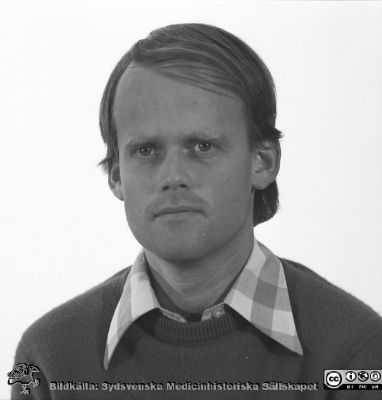 Anders Alwmark, kirurg
Kapsel 29. Anders Alwmark, Kirurgi. Negativ.
Nyckelord: Album MAS III 1993;Porträtt;Kirurgi;MAS;Malmö