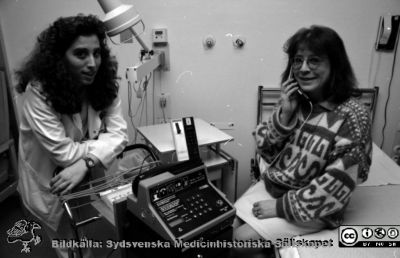 Malmö Allmänna Sjukhus 1993. Ny telefon på ortopediska kliniken
Album 1993 I  i fotograf Björn Henrikssons samling. Fotodatum 1993-02-09. För Puls. Susanne Thilén, Sjuksköterska Camilla, nya telefoner, gamla telefonvagnen, ortopeden 4.  Från negativ
Nyckelord: UMAS;MAS;Malmö_;Allmänna;Sjukhus;Telefon;Ortopedi