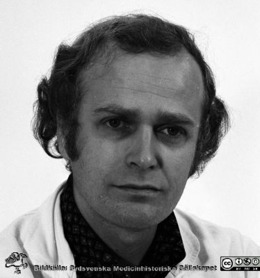 Ingemar Ihse, kirurg, 1974-01-15. 
Kapsel 29. Senare professor i kirurgi i först Linköping och senare i Lund, Negativ ur pärm med bilder som fanns uppsatta på kirurgiska klinikens arbets- och forskningsavdelning i Lund år 1988. Ej monterat
Nyckelord: Kapsel 29;Kirurgi;Lund