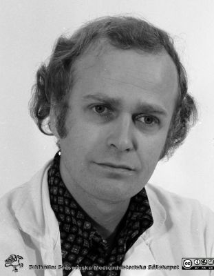 Ingemar Ihse, kirurg, 1974-01-15. 
Kapsel 29. Senare professor i kirurgi i först Linköping och senare i Lund, Negativ ur pärm med bilder som fanns uppsatta på kirurgiska klinikens arbets- och forskningsavdelning i Lund år 1988. Ej monterat
Nyckelord: Kapsel 29;Kirurgi;Lund