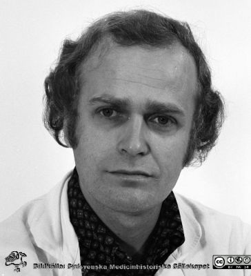 Ingemar Ihse, kirurg, 1974-01-15. 
Kapsel 29. Senare professor i kirurgi i först Linköping och senare i Lund, Negativ ur pärm med bilder som fanns uppsatta på kirurgiska klinikens arbets- och forskningsavdelning i Lund år 1988. Ej monterat
Nyckelord: Kapsel 29;Kirurgi;Lund