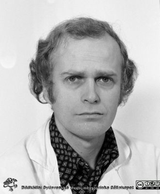 Ingemar Ihse, kirurg, 1974-01-15. 
Kapsel 29. Senare professor i kirurgi i först Linköping och senare i Lund, Negativ ur pärm med bilder som fanns uppsatta på kirurgiska klinikens arbets- och forskningsavdelning i Lund år 1988. Ej monterat
Nyckelord: Kapsel 29;Kirurgi;Lund