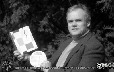 Malmö Allmänna Sjukhus 1992. Bertil S Hanson med alkoholsnurran från Kirsebergsprojektet
Album MAS 1992 i fotograf Björn Henrikssons samling. Bilder till PULS 9203. Alkoholsnurran i handen på Bertil S Hanson, docent och överläkare i socialmedicin. Alkoholsnurran var en av det sk Kirsebergsprojektets resultat. Från negativ
Nyckelord: UMAS;MAS;Malmö_;Allmänna;Sjukhus;Alkohol;Beroende;Missbruk;Mottagning