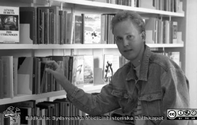 Malmö Allmänna Sjukhus 1992. Sjukhusbiblioteket. 
Album MAS 1992 i fotograf Björn Henrikssons samling. För tidiningen PULS. Biblioteket. I bild: fotograf Jimmy Åkesson, rimligen mest som statist.  Från negativ
Nyckelord: UMAS;MAS;Malmö_;Allmänna;Sjukhus;Bibliotek