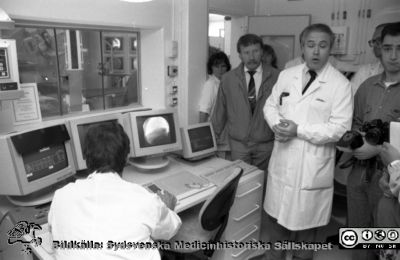 Malmö Allmänna Sjukhus 1992. Invigning av angiografiutrustning
Album MAS 1992 i fotograf Björn Henrikssons samling. : Invigning av kärlröntgenutrustning. Sjukvårdsstyrelsens ordförande, Ilmar Reepalu. Röntgenläkare Paul Nilsson. Rtgsjuksköterskan Siv Granelli (sektionsanvarig sjuksköterska på angiografavdelningen) ses på Reepalus högra sida. Från negativ.
Nyckelord: UMAS;MAS;Malmö_;Sjukhus;Allmänna;Röntgen;Angiografi;Kärlröntgen;Invigning