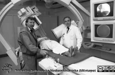 Invigning av angiografiutrustning på röntgenkliniken i Malmö 1992.
Album MAS 1992 i fotograf Björn Henrikssons samling. Sjukvårdsstyrelsens ordförande, Ilmar Reepalu. Röntgenläkare Paul Nilsson. Från negativ
Nyckelord: UMAS;MAS;Malmö_;Allmänna;Sjukhus;Röntgen;Kärlröntgen;Angiografi