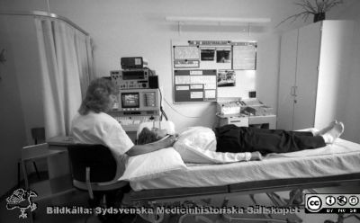 Malmö Allmänna Sjukhus 1992. Ultraljudsundersökning på halsen
Album MAS 1992 i fotograf Björn Henrikssons samling. Illustration till årsrapport för medicinska kliniken. Ultraljudsundersökning  av flödet i halspulsådern, Arteria carotis, med den tidens första heldigitaliserade ultraljudsutrustning Accuson. Från negativ.
Nyckelord: UMAS;MAS;Malmö_;Allmänna;Sjukhus;Ultraljud