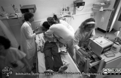 Malmö Allmänna Sjukhus 1992. Rimligen akutmottagningen
Album MAS 1992 i fotograf Björn Henrikssons samling. Illustration till årsrapport för medicinska kliniken. Foto troligen från akutmottagningen. Från negativ
Nyckelord: UMAS;MAS;Malmö_;Allmänna;Sjukhus;Medicin;Akutmottagning